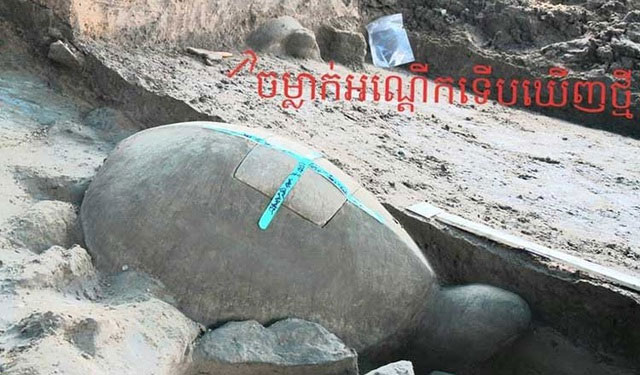 A one-meter-long statue of a turtle sunk beneath a reservoir Picture 2