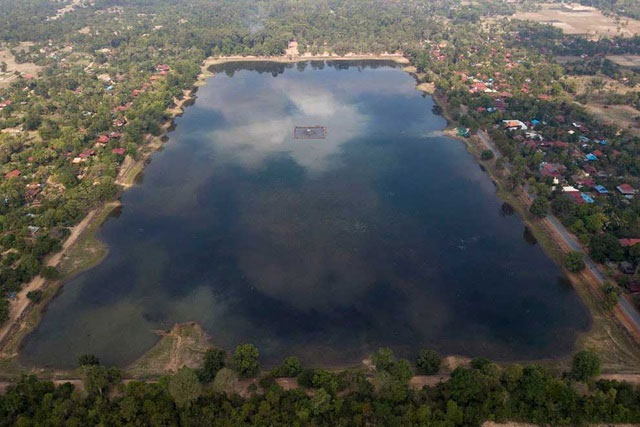 A one-meter-long statue of a turtle sunk beneath a reservoir Picture 3