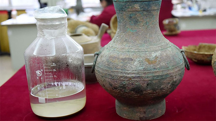 Picture 1 of China discovered a 2,000-year-old copper vial containing strange liquid