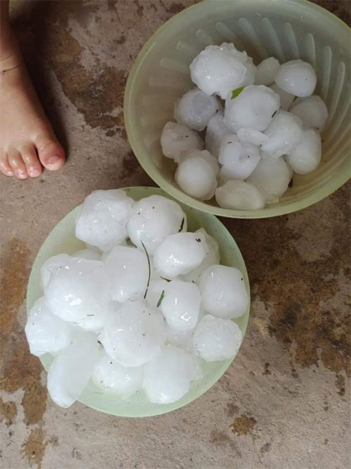 Picture 2 of Close-up of hail-like hail destroyed many houses in Nghe An