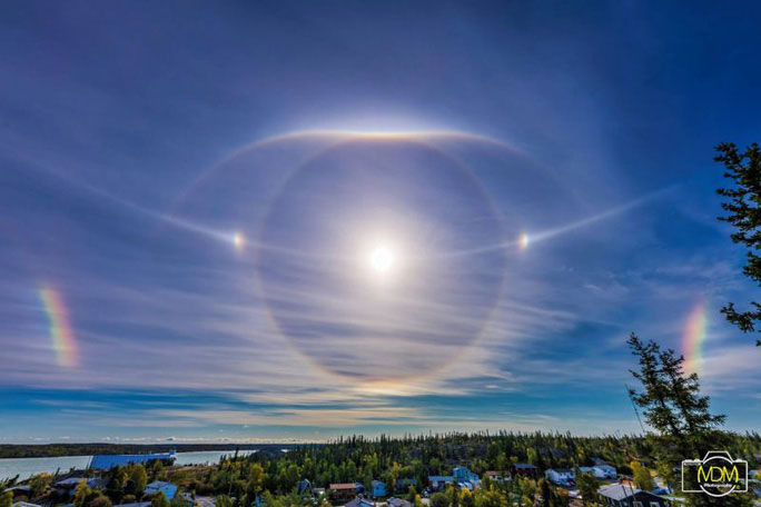Picture 5 of Close-up of strange 'halo' around the sun and moon around the world