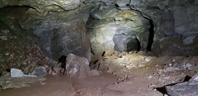 Discover the mysterious mine system beneath the deep hole of death in the middle of the neighborhood Picture 5