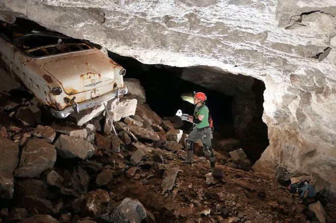 Discover the mysterious mine system beneath the deep hole of death in the middle of the neighborhood Picture 7