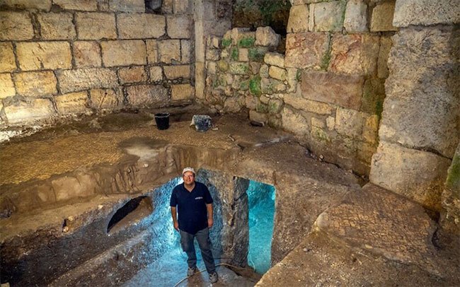 Picture 1 of Discovering a 2,000 year old stone building underground