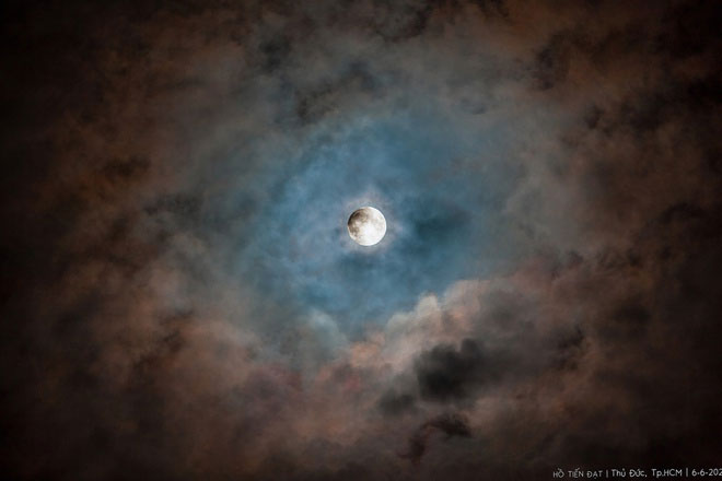 Picture 11 of Impressive photos of the 6/6 lunar eclipse
