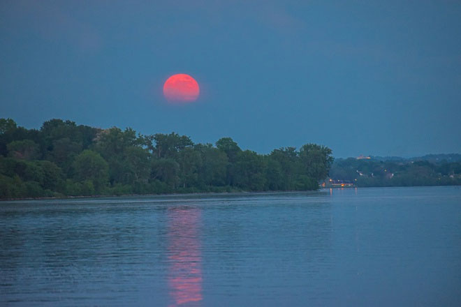 Picture 8 of Impressive photos of the 6/6 lunar eclipse