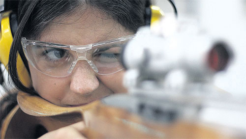 Picture 1 of Is aiming with one eye or two eyes more effective?