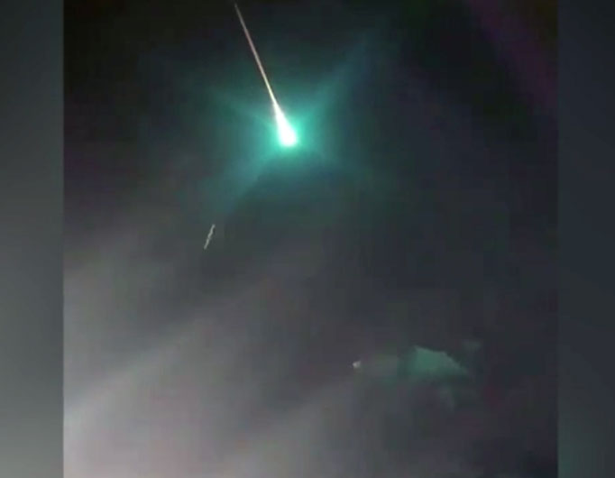 Picture 1 of Mysterious blue objects glow in the Australian night sky