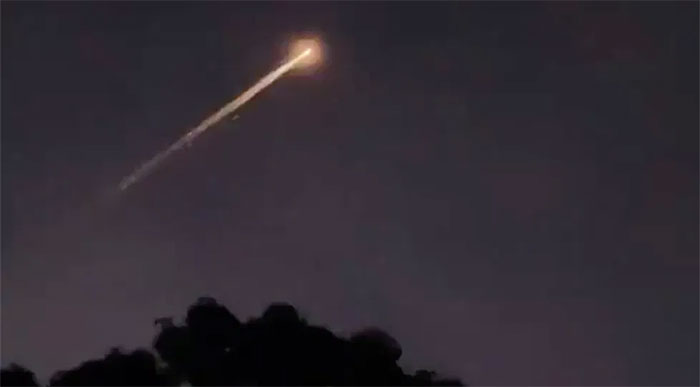 Picture 1 of Mysterious objects appear in the sky over Australia