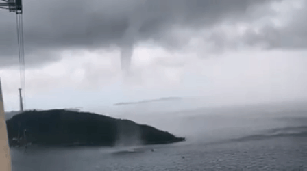 Netizens were shocked at the clip of a tornado appearing near the Phu Quoc cable car station Picture 1