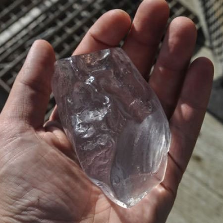 Picture 1 of On the way, the man suddenly hit the stone worth $ 2 billion