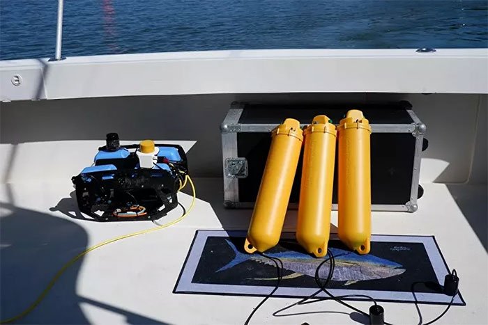Picture 1 of Russian navigation system: 'iPhone' underwater