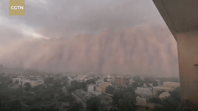 Terrible sandstorms like giant city walls 'devour' the city Picture 1