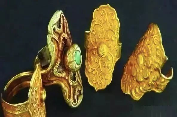 Picture 2 of The grave robbery is notorious but the thieves miss the extremely valuable things