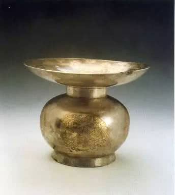 Picture 5 of The grave robbery is notorious but the thieves miss the extremely valuable things