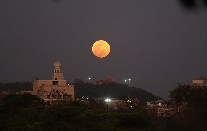 Picture 8 of The last supermoon of 2020 illuminates the sky