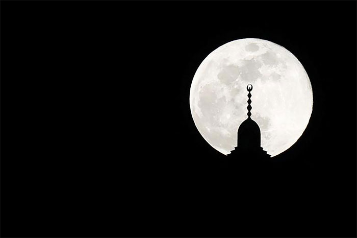 Picture 9 of The last supermoon of 2020 illuminates the sky