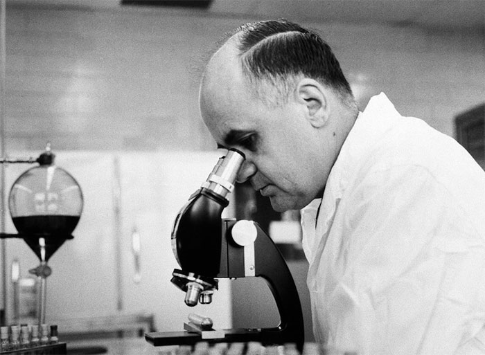 The recluse hero invents over 40 vaccines to save the world Picture 1