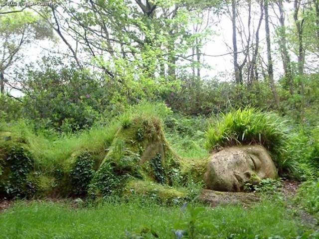 Picture 5 of The statue of 'Young girl sleeping soundly on the ground' makes many people 'afraid of losing sandals'