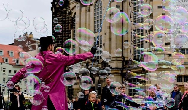 Picture 4 of Unique idea of ​​using pollen soap bubbles for flowers