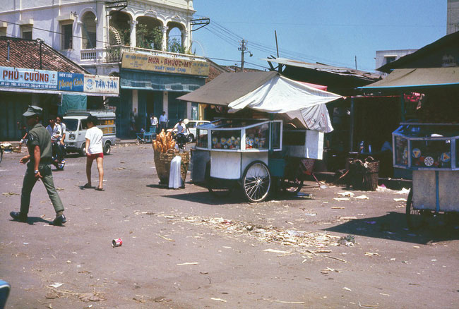 Picture 11 of Very interesting bunch of photos about bread in old Saigon