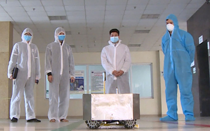 Picture 1 of Vietnamese engineer builds floor cleaning robot to disinfect patient room