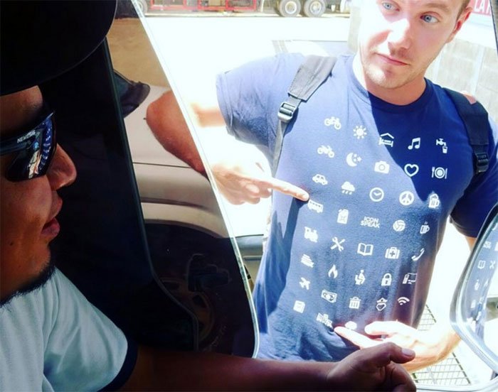 Picture 4 of With this special shirt, you can comfortably travel without worrying about the language barrier