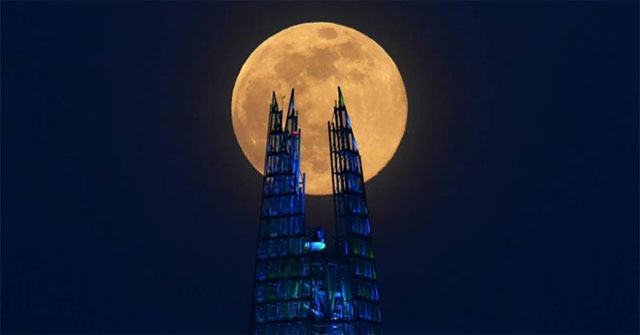 Beautiful 'super pink moon' images appeared all over the world