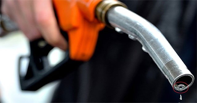 How can the gas pump stop automatically when it is about to fill up?