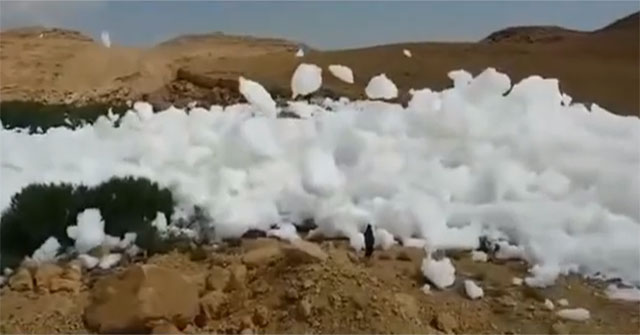 Hundreds of tons of clouds fell on the sky, flying 1m from the head