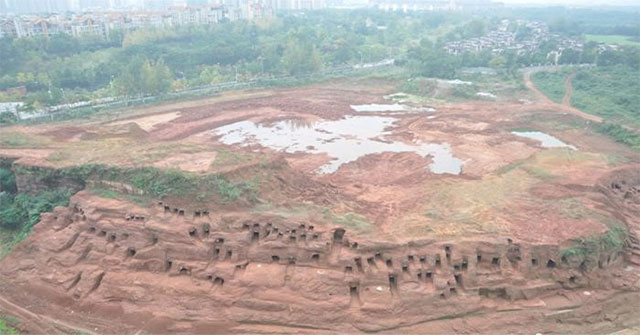 Mysterious discovery of 219 tombs on the cliff