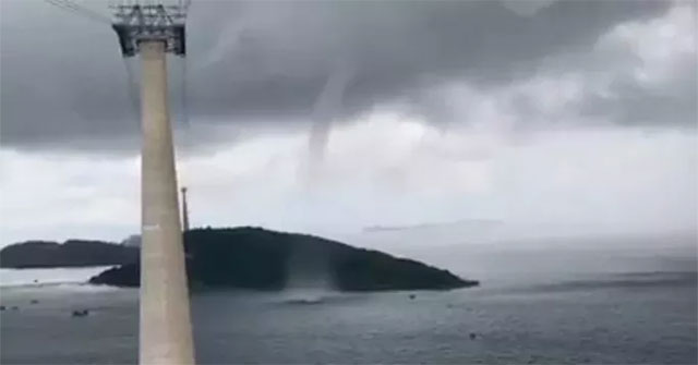 Netizens were shocked at the clip of a tornado appearing near the Phu Quoc cable car station