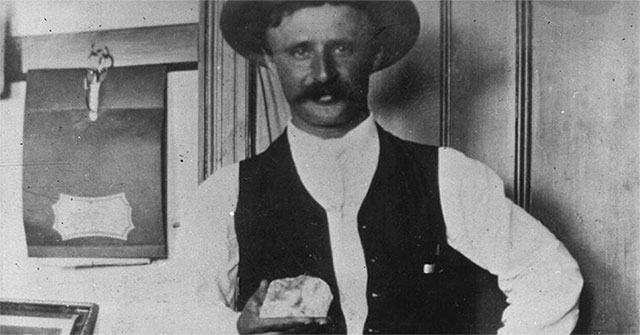 On the way, the man suddenly hit the stone worth $ 2 billion