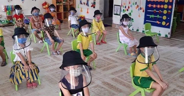 Students wearing a hat may experience eye strain, headache, and nearsightedness