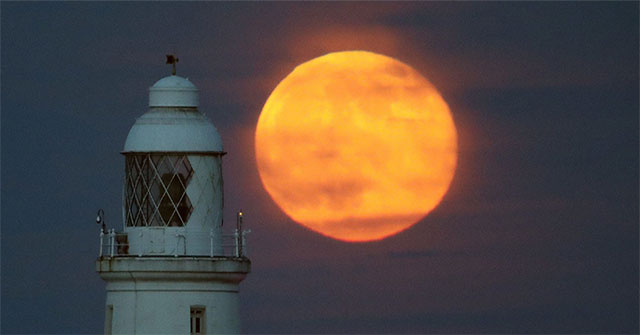 Super moon and meteor shower appear at the same time