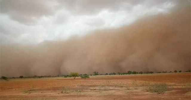 Terrible sandstorms like giant city walls 'devour' the city