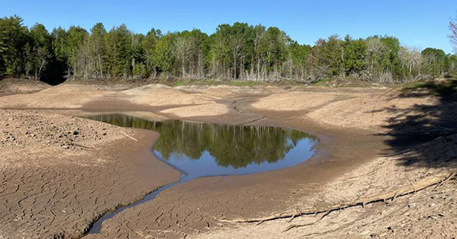 The lake is 1.5 km long and nearly runs out of water due to the death pit