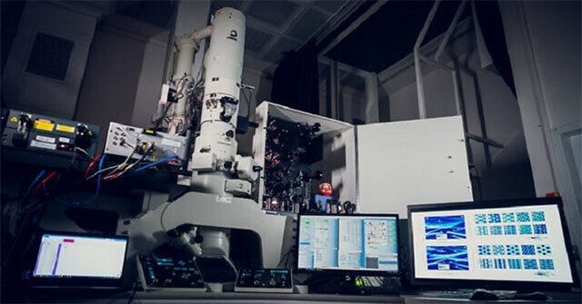 The microscope can observe moving light