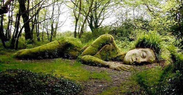 The statue of 'Young girl sleeping soundly on the ground' makes many people 'afraid of losing sandals'