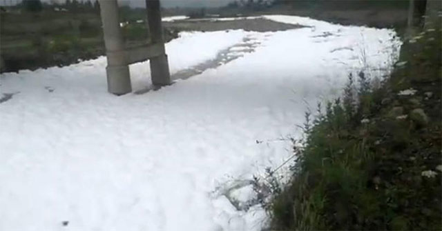 The whole river suddenly became white, knowing the new cause saw the extremely scary harm