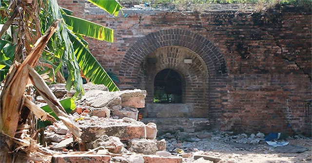 There are 2 'mysterious' gates in Hue Imperial City
