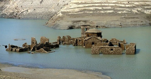 Underwater underwater 'ghost village' suddenly emerged after more than 25 years of disappearance