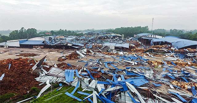 Why did cyclone swept away a wood workshop in Vinh Phuc in 5 minutes?