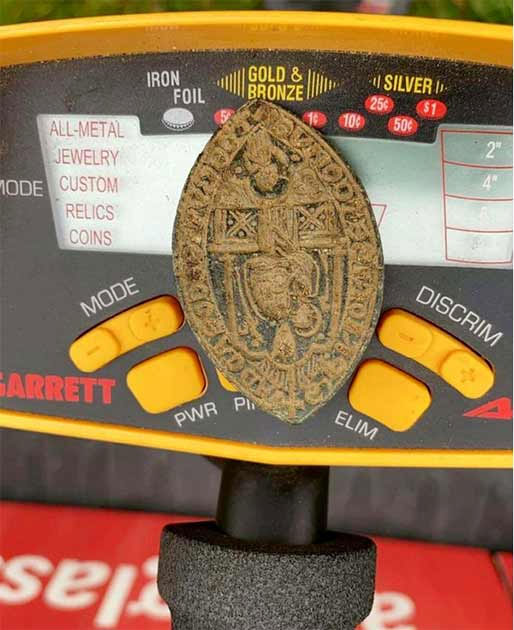 Picture 4 of 10-year-old boy finds ancient 13th century seal, worth more than 5000 USD