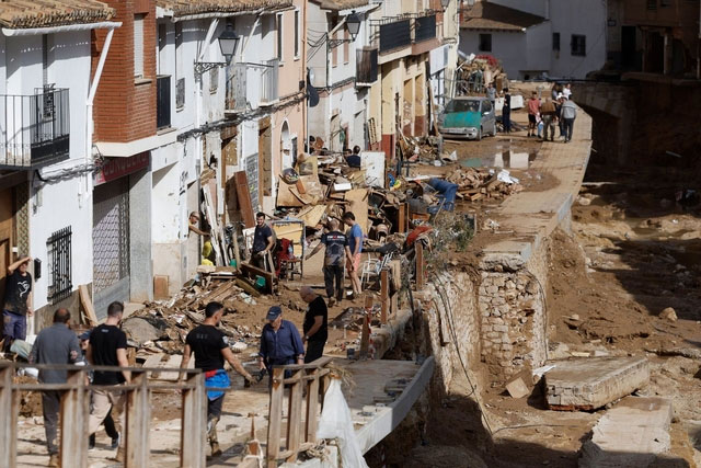 Picture 10 of 11 photos that summarize the past 11 months of 2024: What are we doing to the Earth?