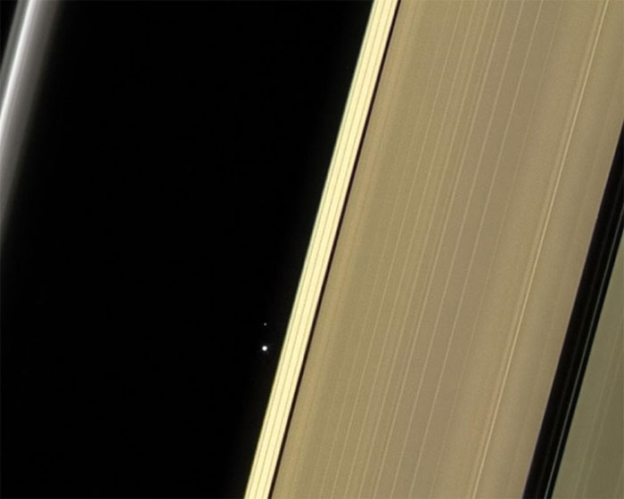 1.4 billion km away, NASA's billion-dollar ship sent back a mysterious photo that surprised the scientific world Picture 1