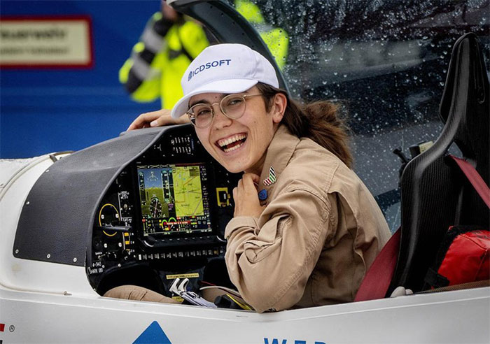 Picture 1 of 19-year-old girl sets world record to fly around the world