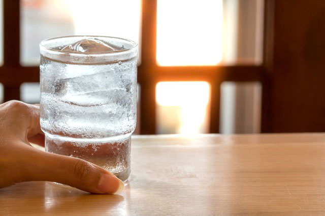 Picture 2 of 2 mistakes when drinking water that make the heart and kidneys 'exhausted': Many people still do it on a hot day