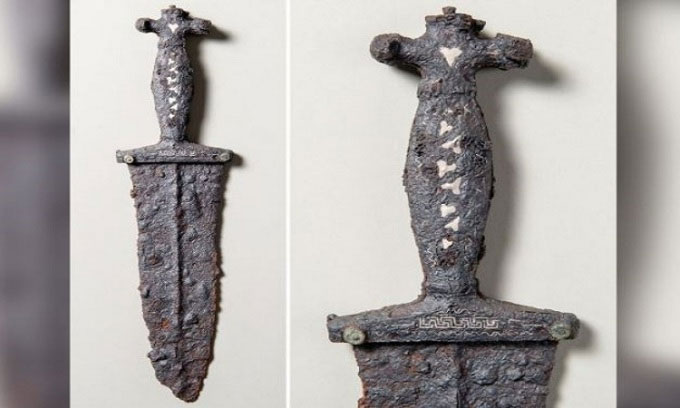 Picture 1 of A 2,000-year-old Roman warrior's silver-encrusted dagger found