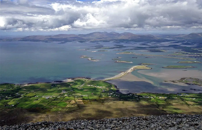A 3,000-year-old ghost fortress 'rises' under a layer of seaweed Picture 1